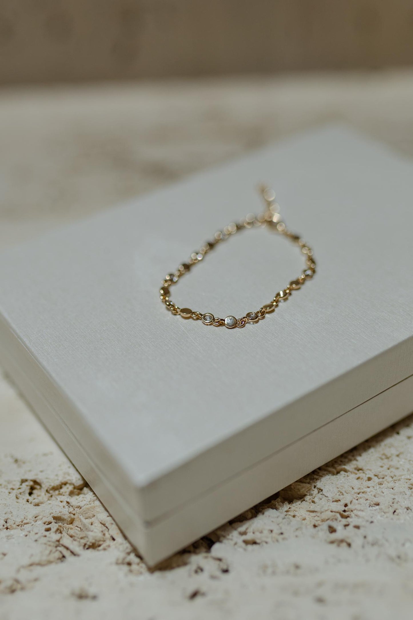 Pulseira Medalhas e Ponto de Luz Dourado