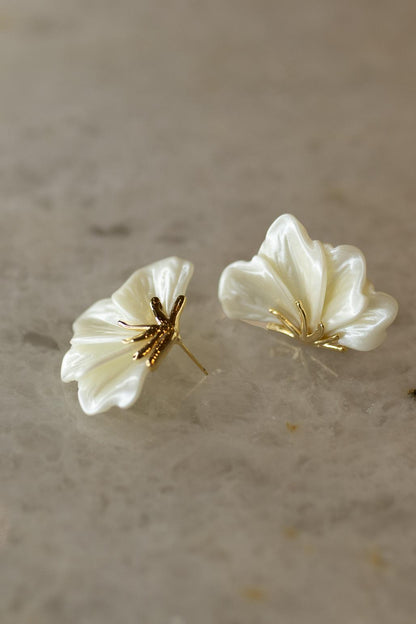 Brinco Pétalas Resina Perolada Dourado