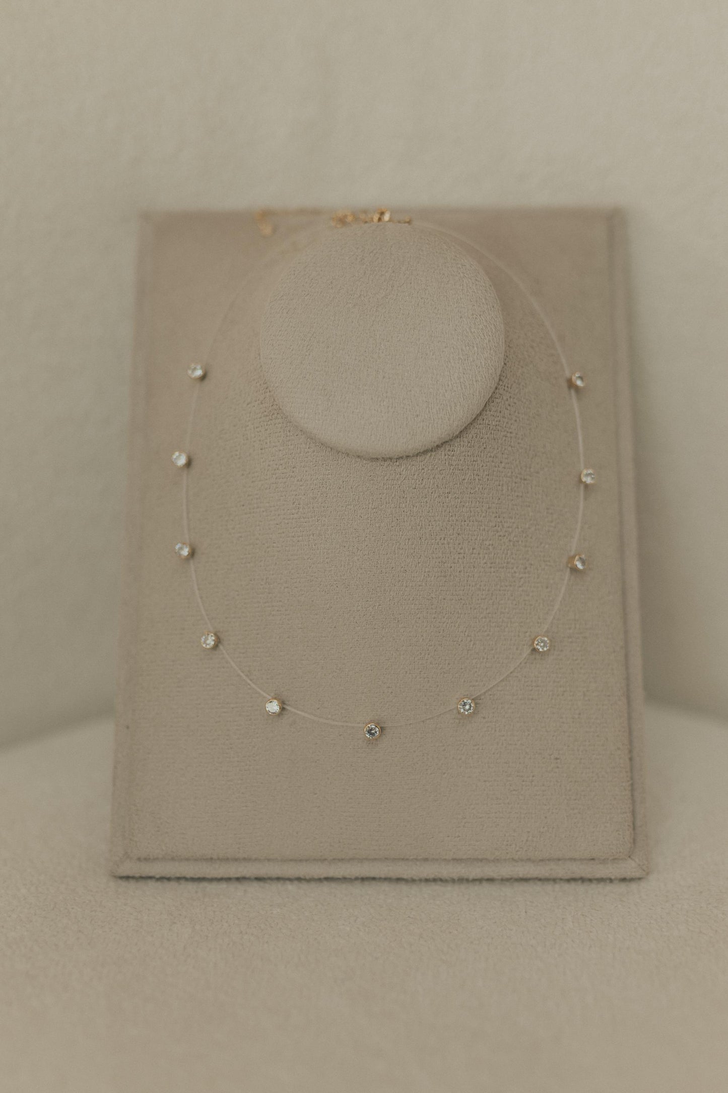 Colar Fio de Nylon Pontos de Luz Dourado