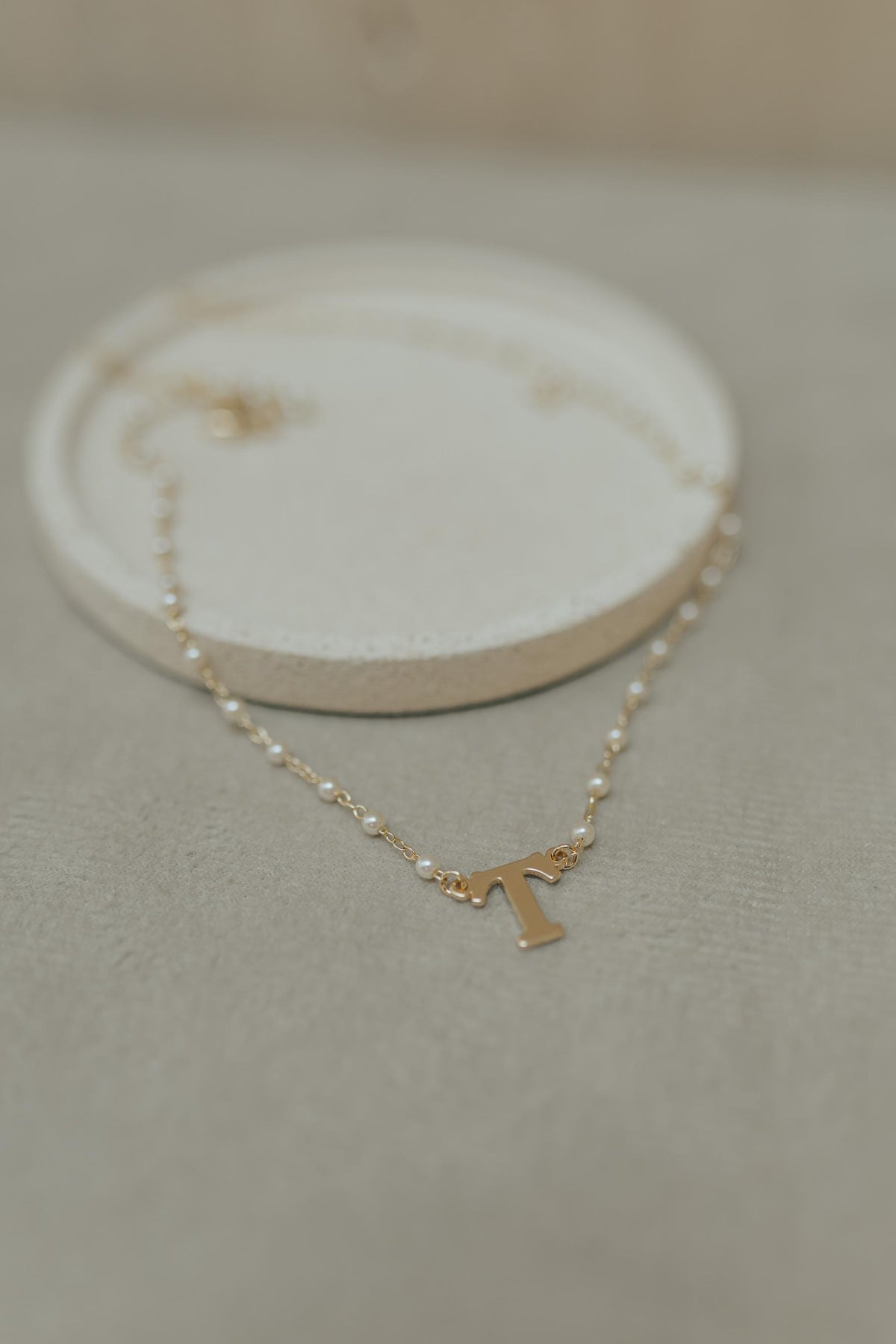 Colar Pérola Letra Dourado