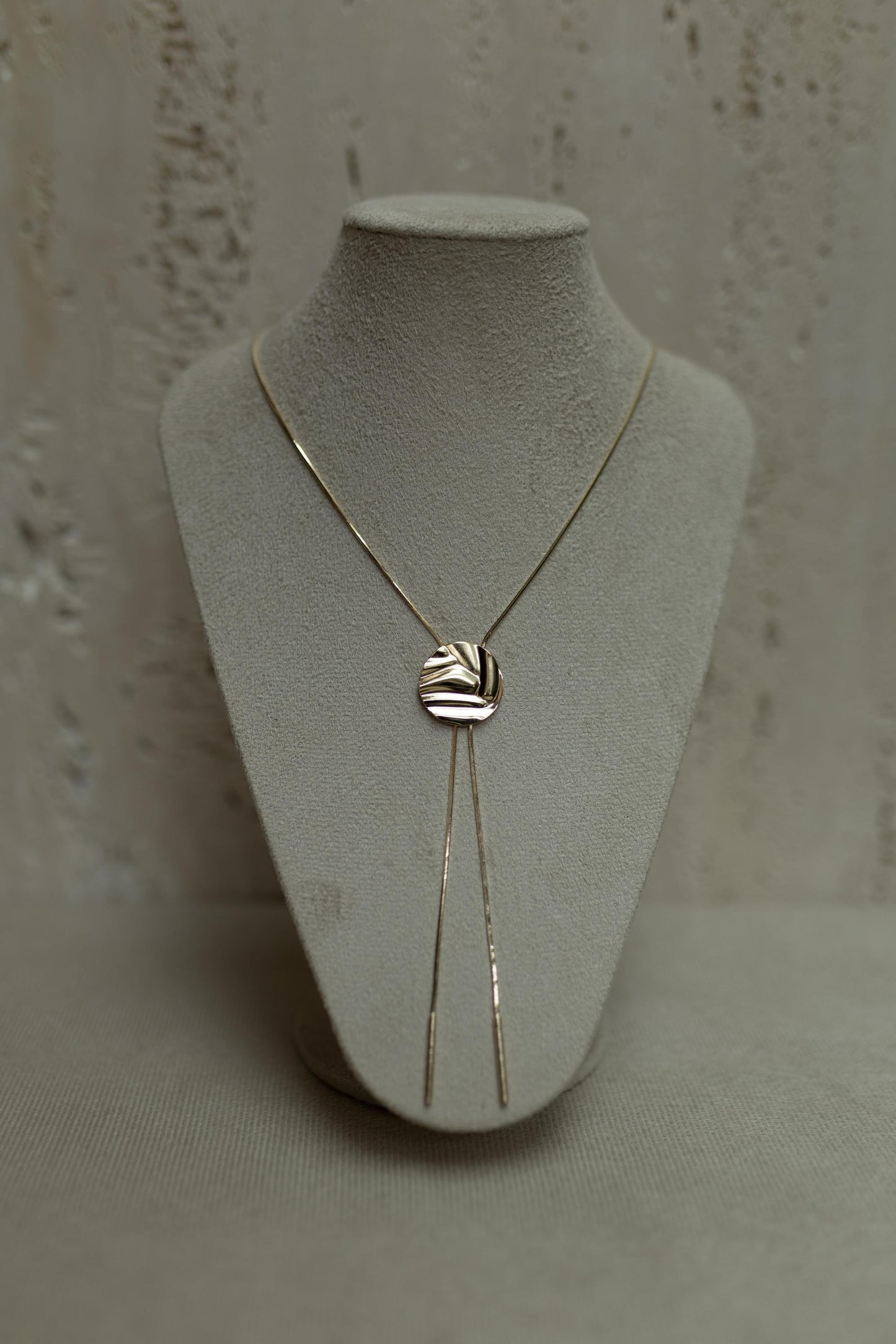 Colar Gravata Pingente Martelado Dourado