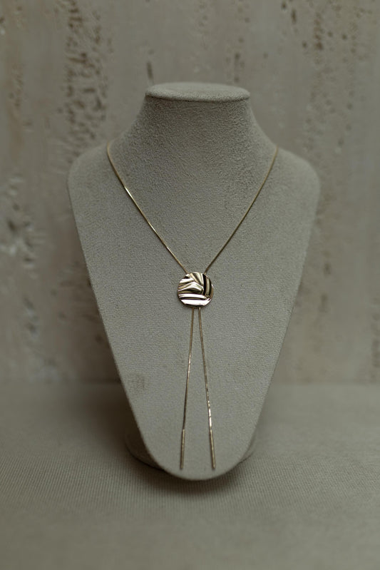 Colar Gravata Pingente Martelado Dourado