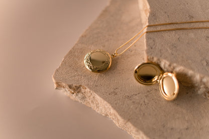 Colar Relicário Borda Trabalhada Dourado