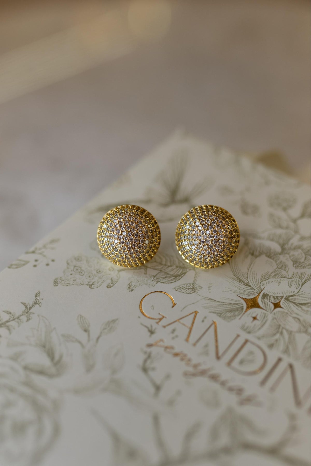 Brinco Meia Esfera Maxi Cravejado Dourado