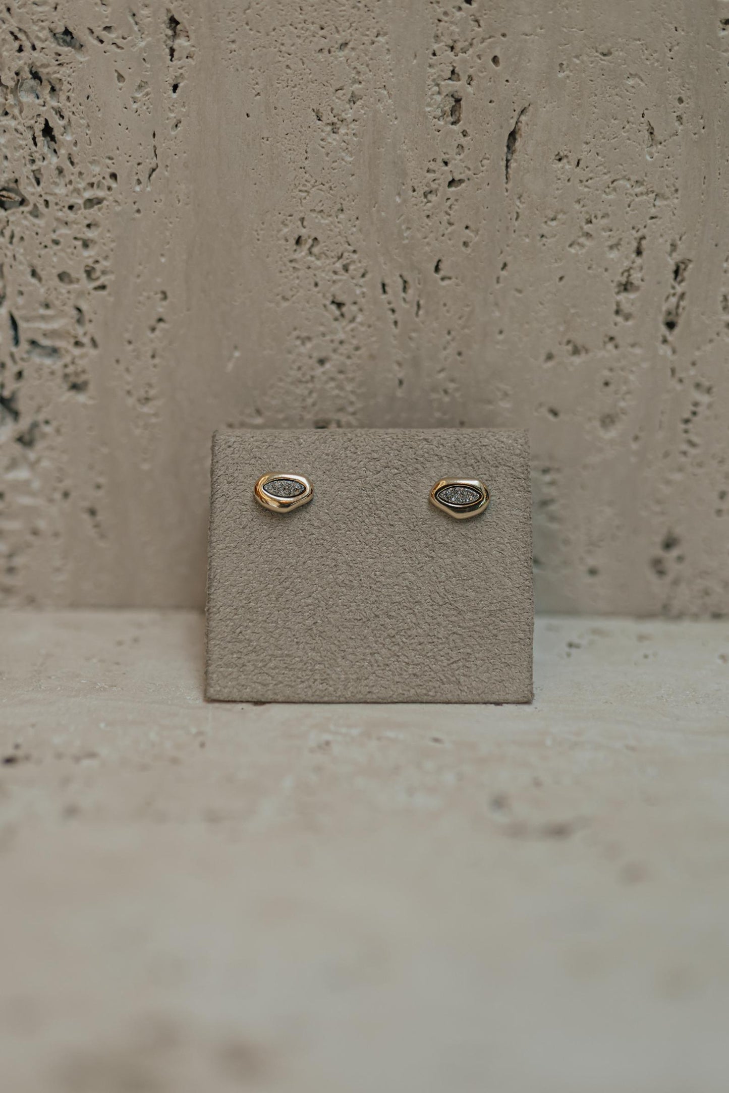 Brinco Isis Drusa Platina Dourado