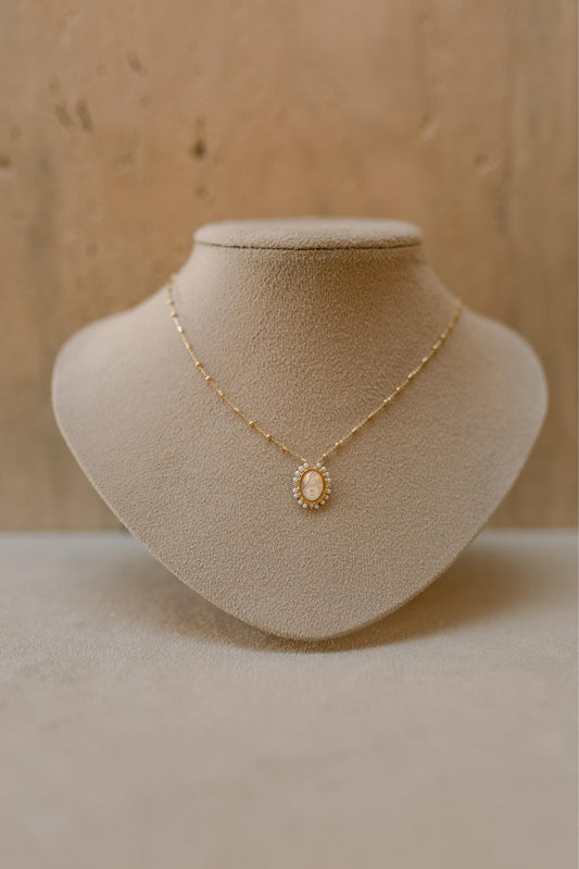 Colar Nossa Senhora Aparecida Madrepérola Dourado