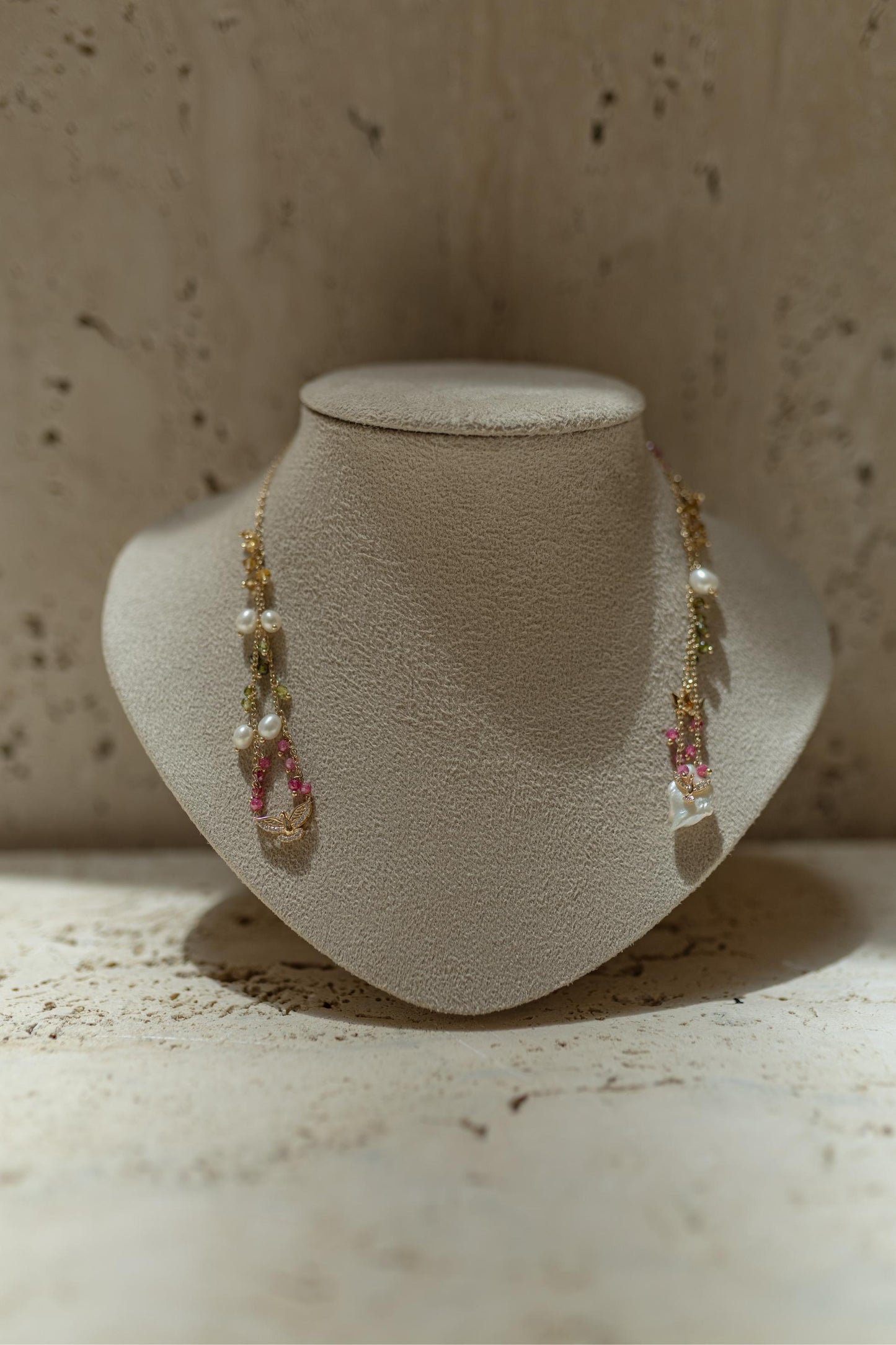 Colar Escapulário Pedras com Pérola Espírito Santo Dourado