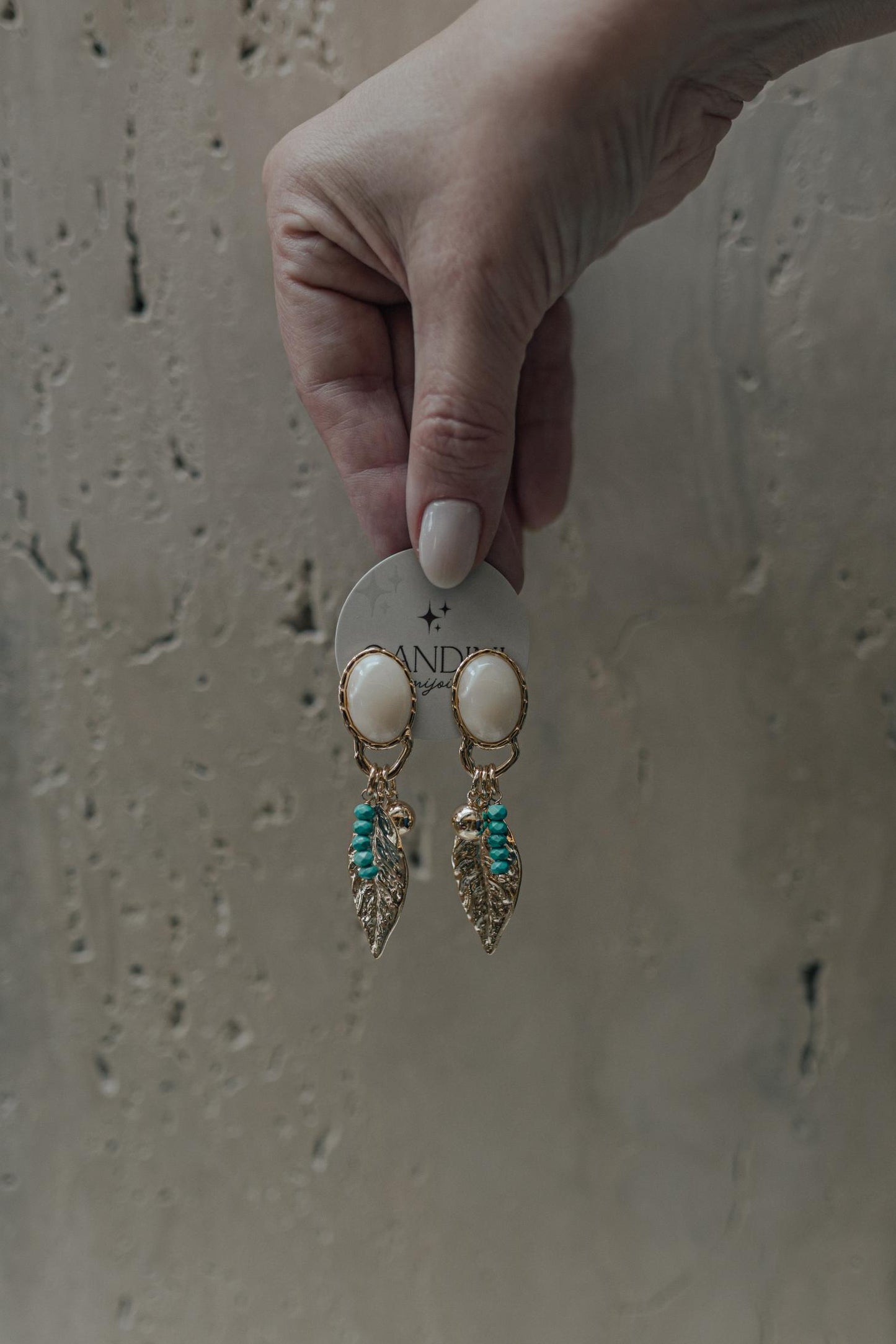 Brinco Resina Perolado Folha Dourado