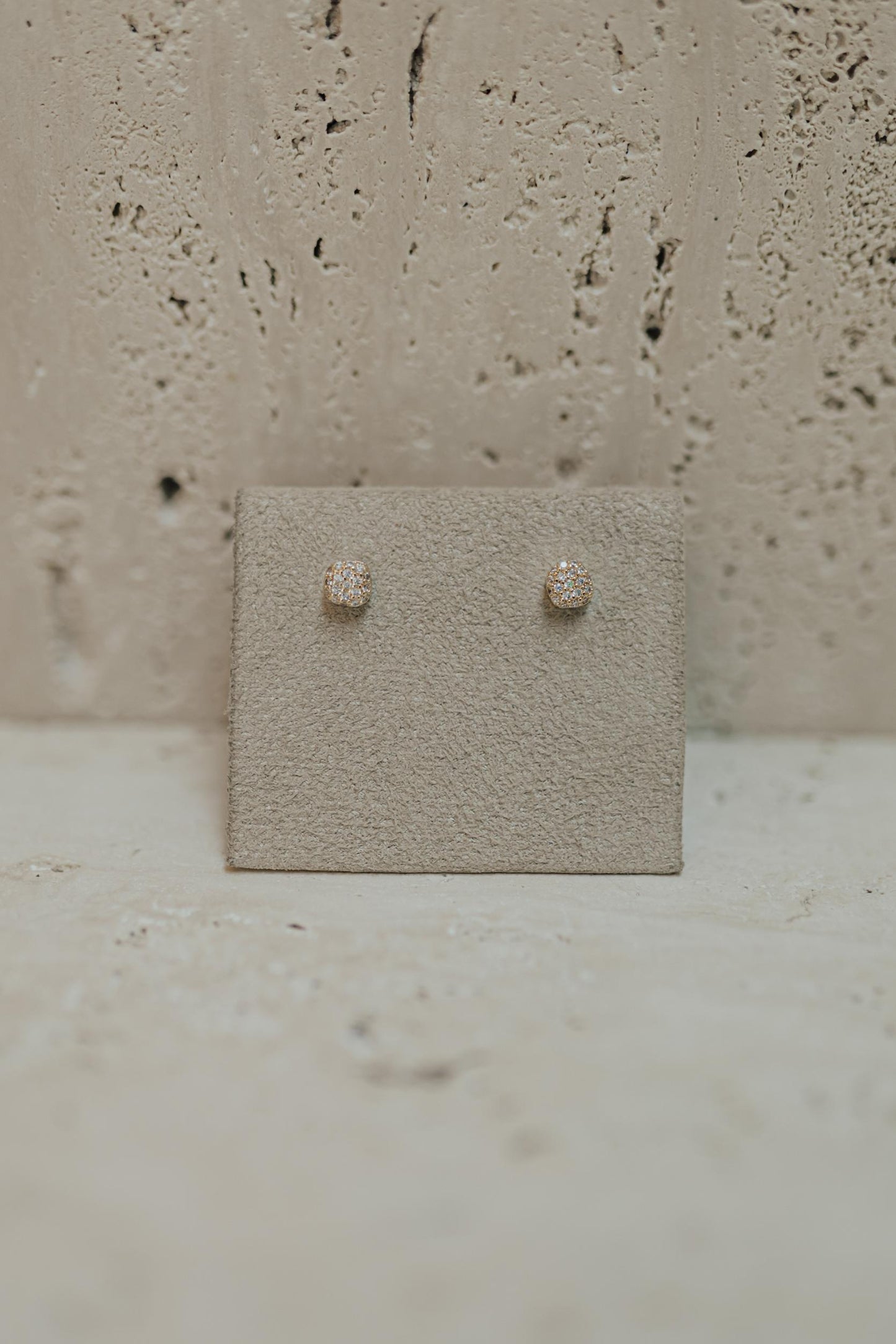 Brinco Orgânico Cravejado Dourado P