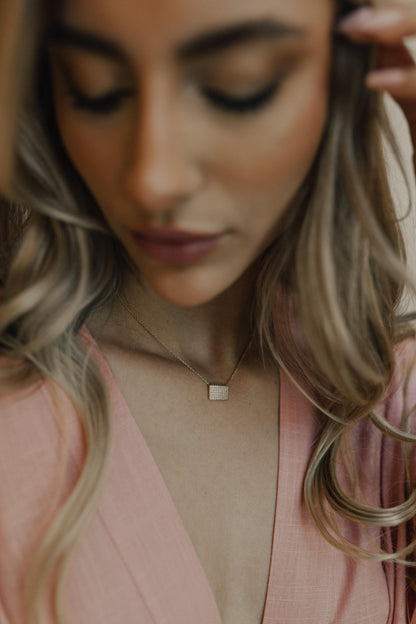 Colar Quadrado Cravejado Dourado