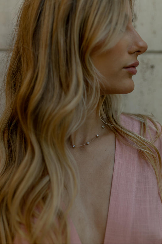 Colar Fio de Nylon Pontos de Luz Ródio Branco