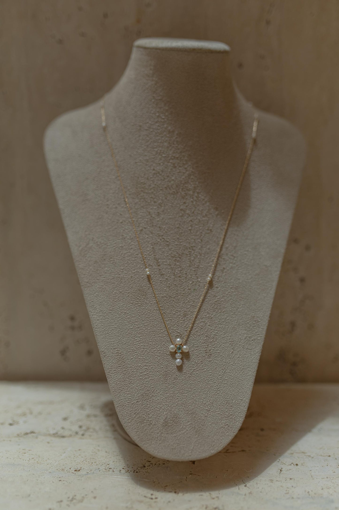 Colar Escapulário Cruz e Coração Pérolas Dourado