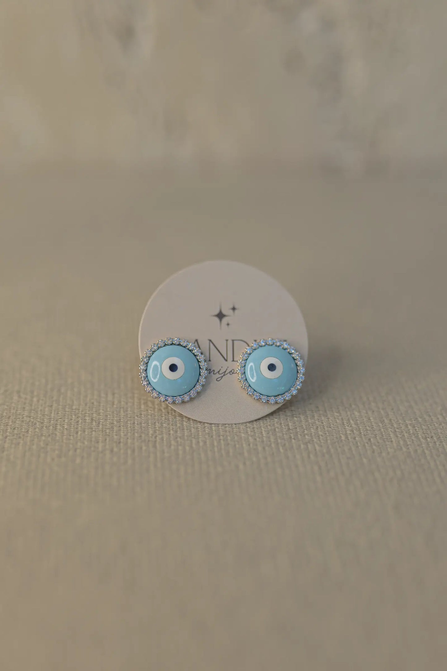 Brinco Olho Grego Resina Azul Cravejado Ródio Branco