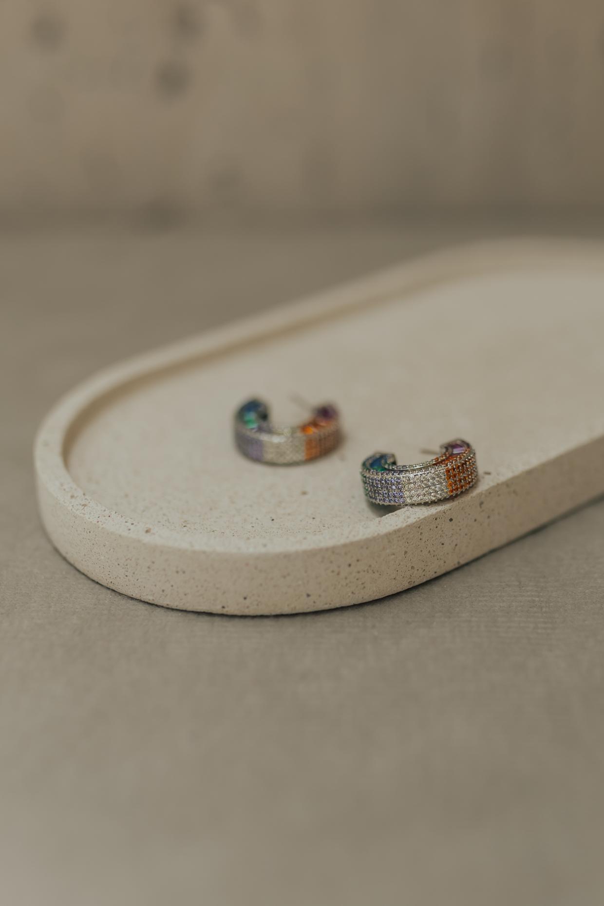 Brinco Argola Pino Cravejada Rainbow Ródio Branco