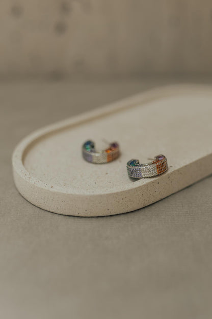 Brinco Argola Pino Cravejada Rainbow Ródio Branco