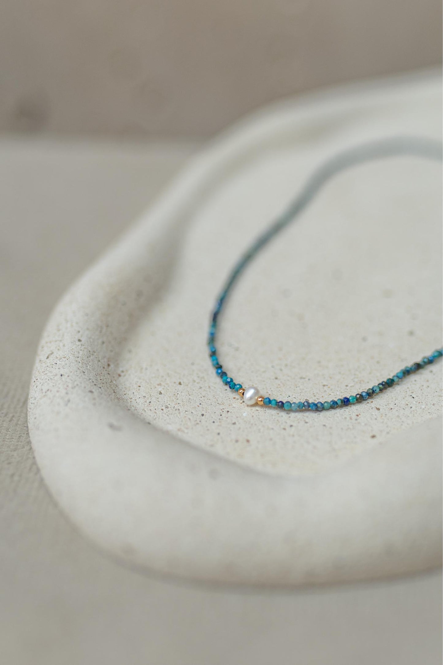 Colar Choker Crisocola com Pérola Natural Dourado