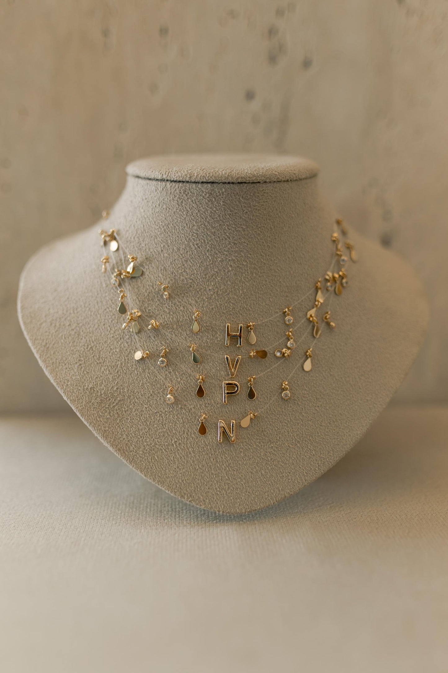 Colar Choker Nylon Letra Plaquinhas Dourado