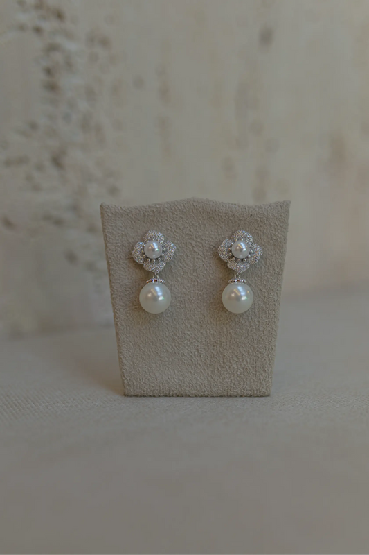 Brinco Pêndulo de Flor Pérola Shell Ródio Branco