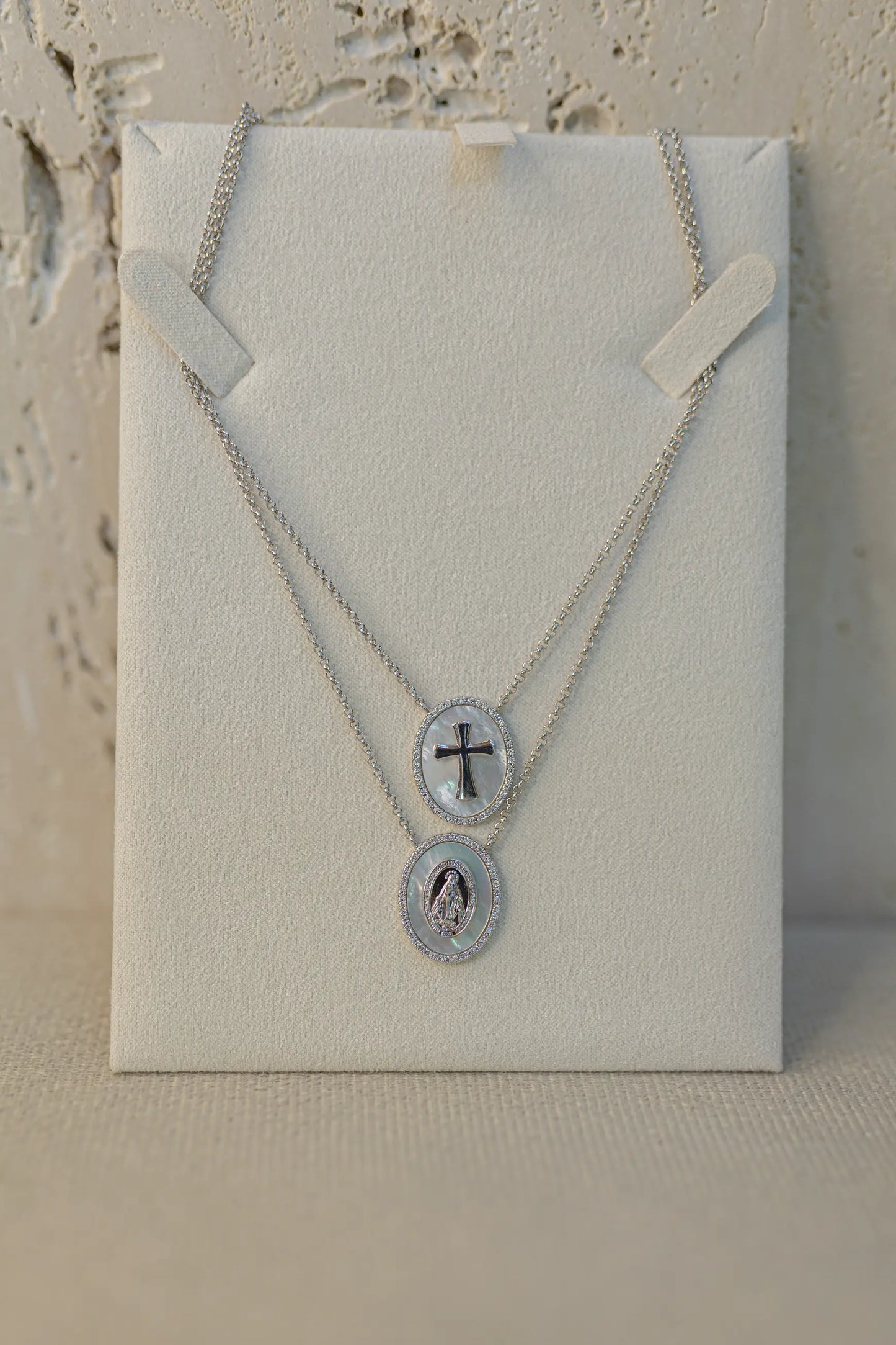 Colar Escapulário Madrepérola Nossa Senhora das Graças Ródio Branco