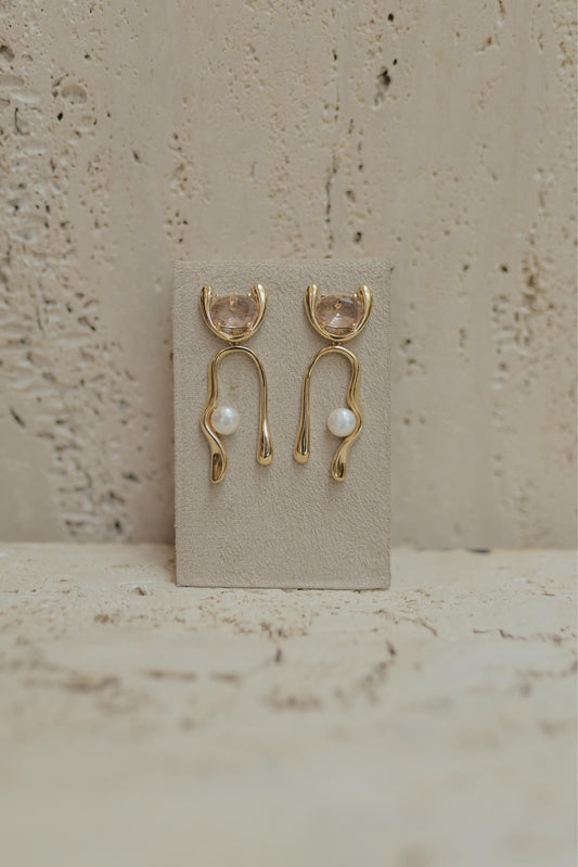 Brinco Pêndulo Meia Lua Zircônias e Pérola Dourado
