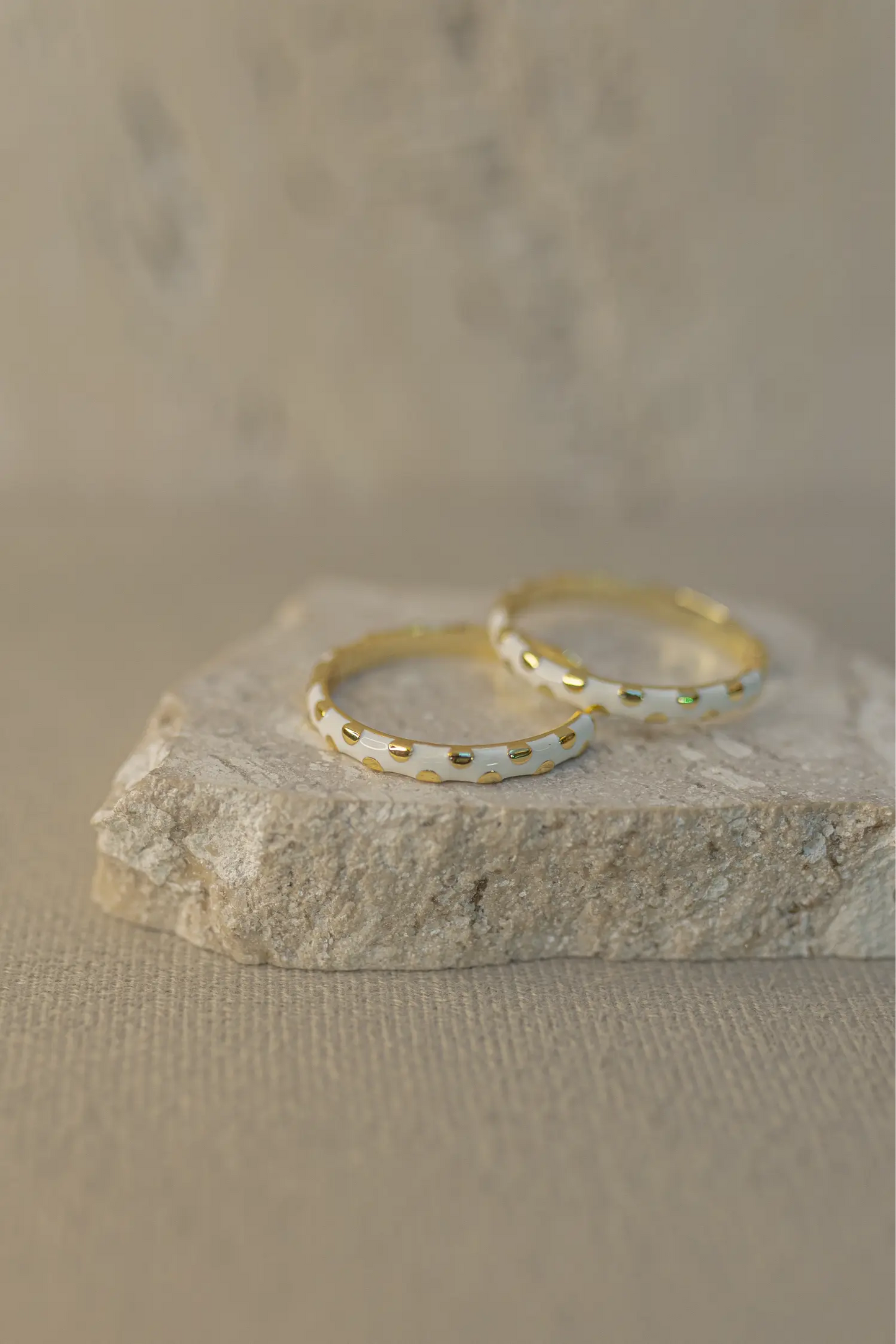 Brinco Argola Poá Off White Dourada