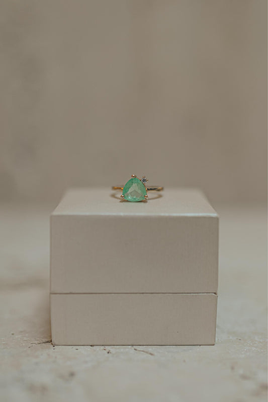 Anel Triangular Esmeralda Colombiana Fusion Dourado