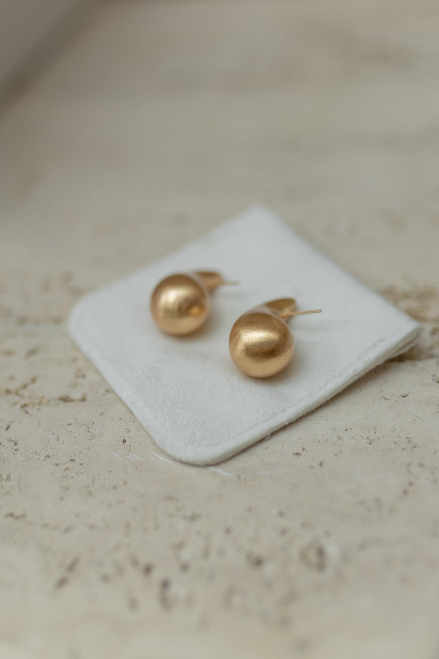 Brinco Gota Oca Maior Fosco Dourado