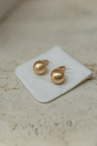 Brinco Gota Oca Maior Fosco Dourado