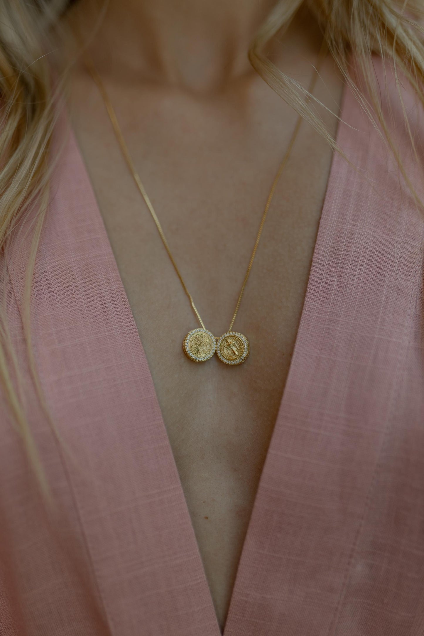 Colar Escapulário De São Bento Cravejado Articulável Dourado