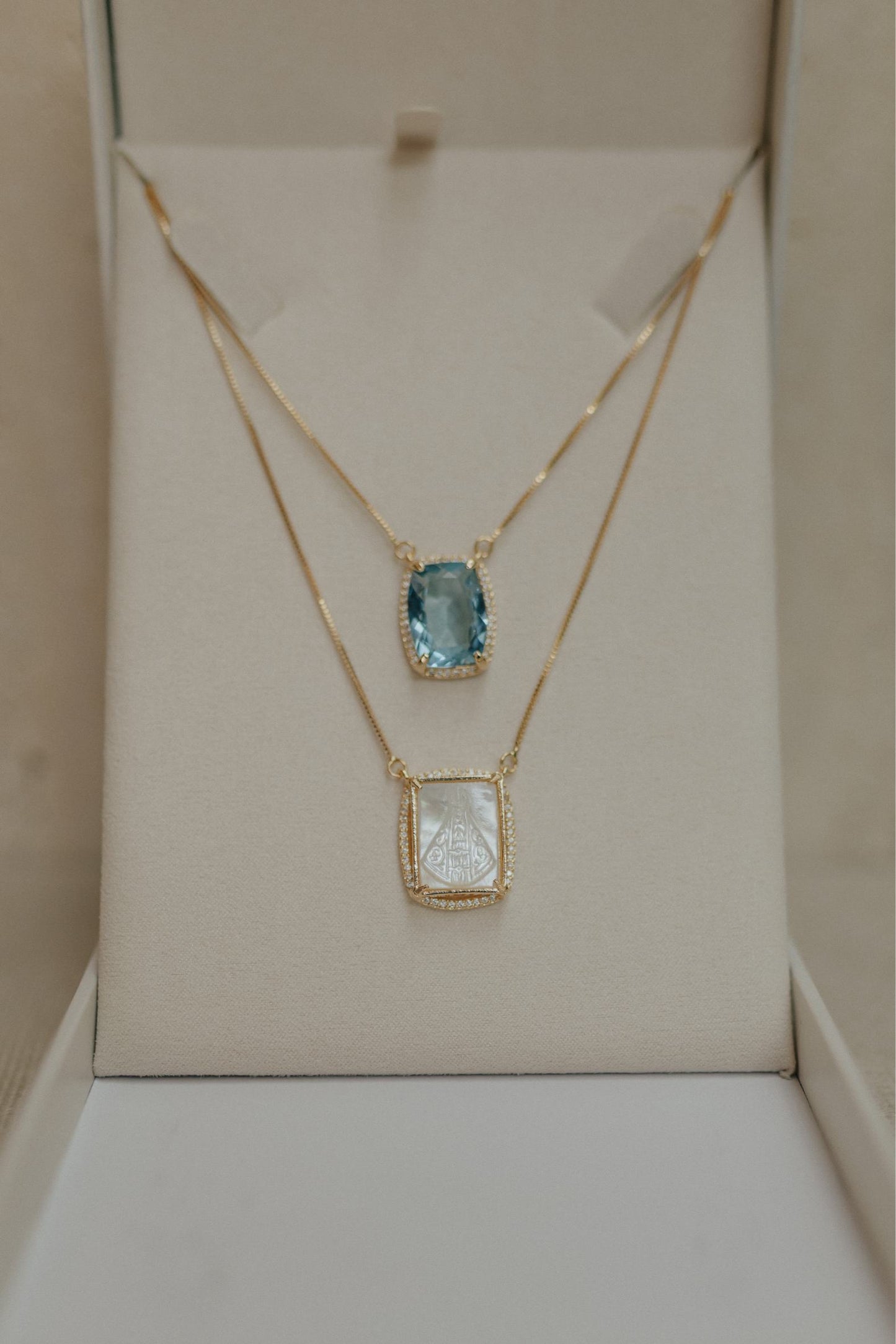 Colar Escapulário Madrepérola Acqua Dourado