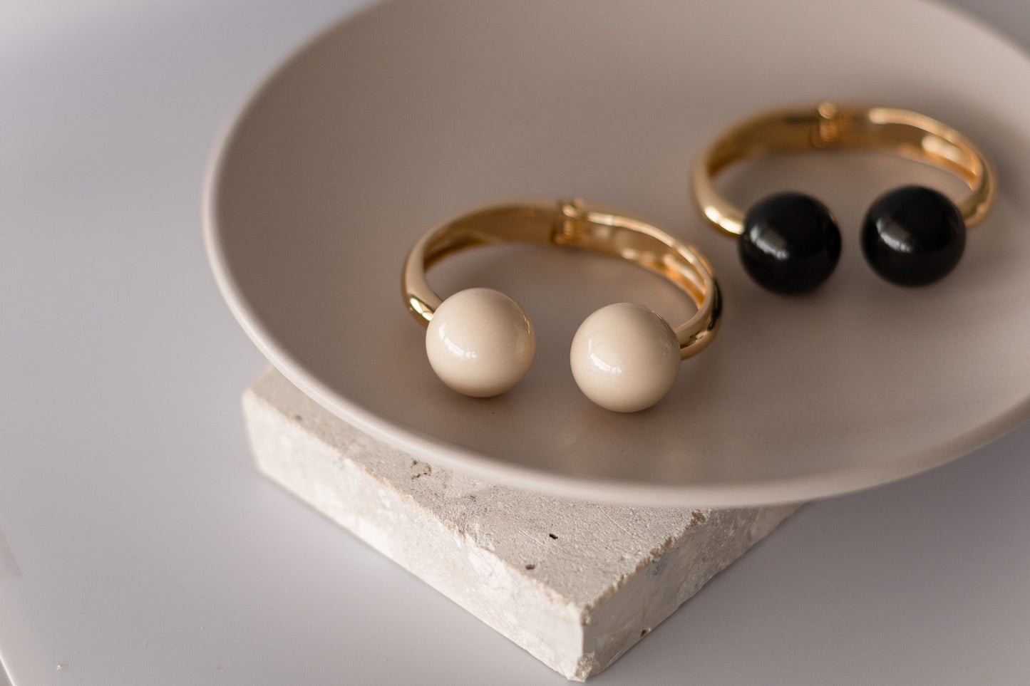 Bracelete Dourado com Bolas Peroladas de Resina