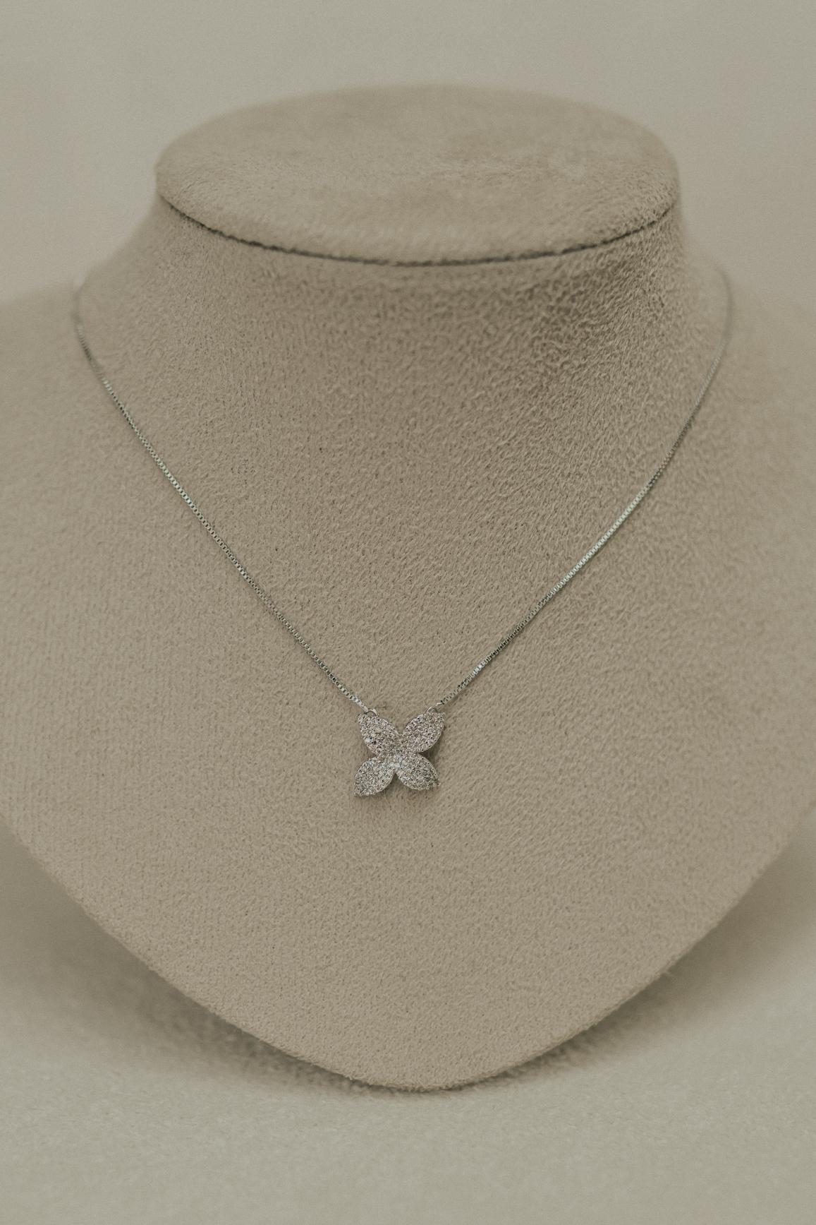 Colar Camélia Ródio Branco