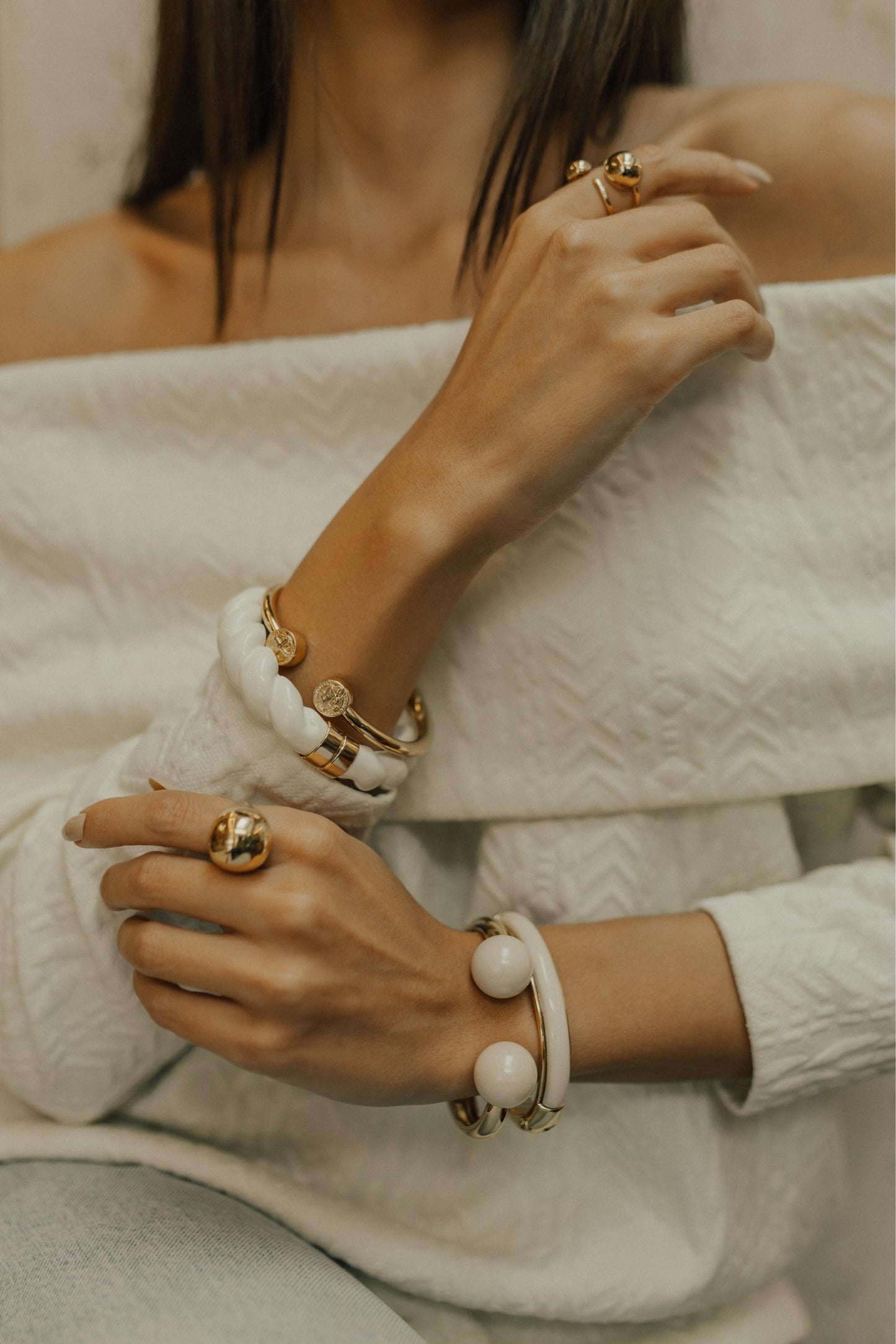 Bracelete Dourado com Bolas Peroladas de Resina