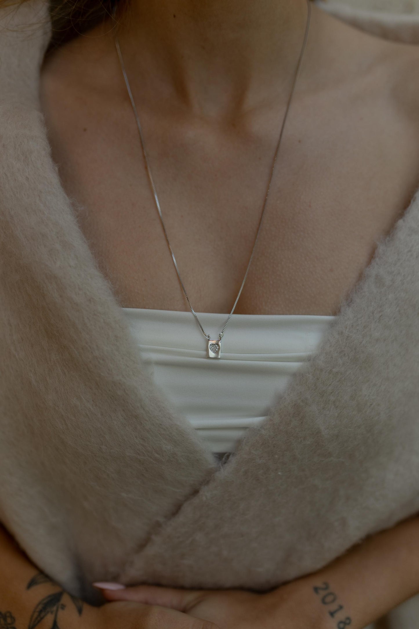 Colar Escapulário Cruz e Coração Ródio Branco