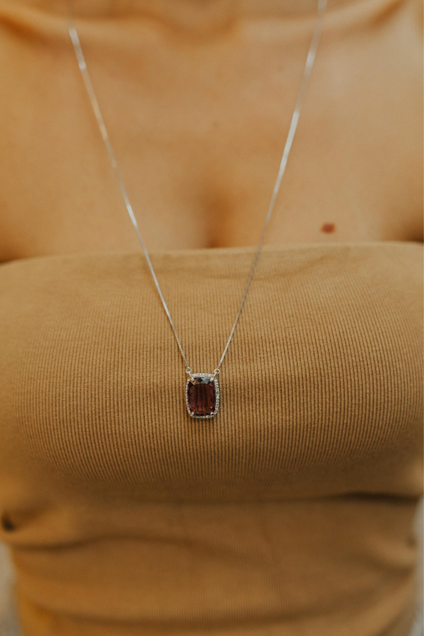 Colar Escapulário Madrepérola Ametista Ródio Branco