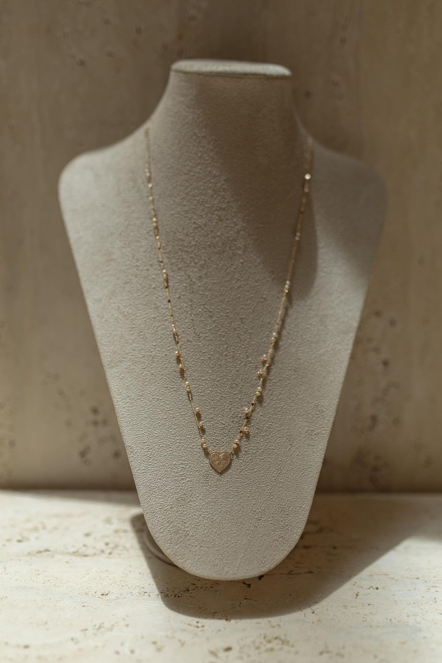 Colar Longo Pérolas Água Doce Coração e Crucifixo Dourado