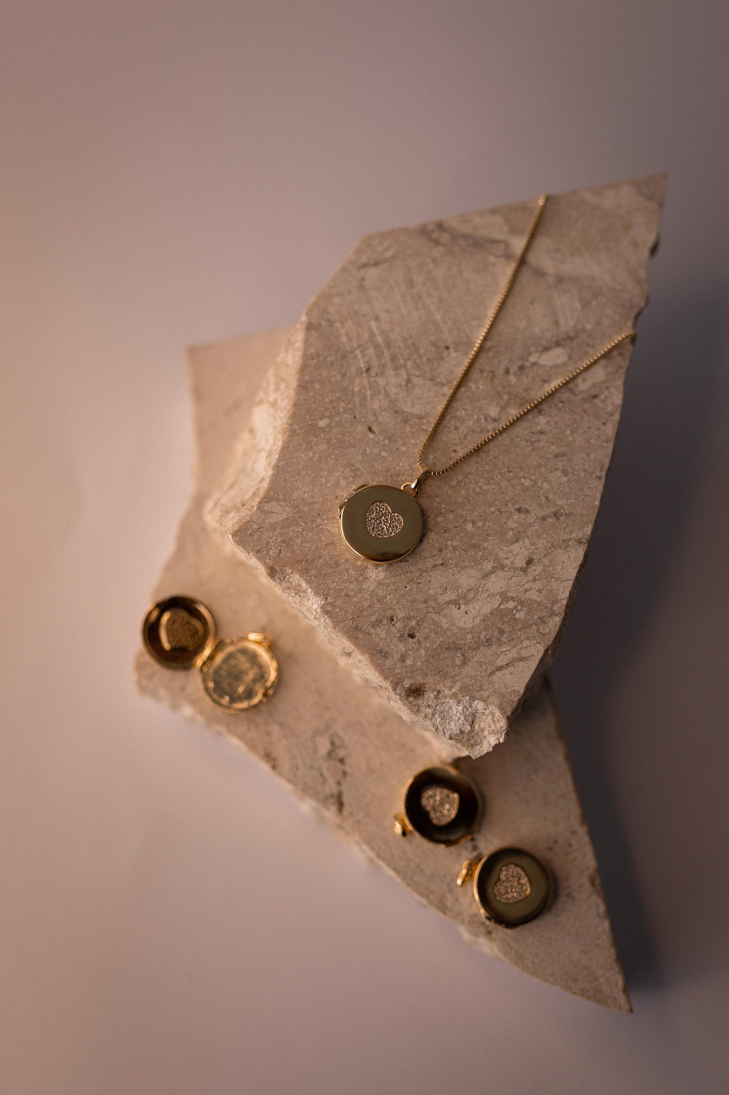 Colar Relicário Coração Cravejado Mini Dourado