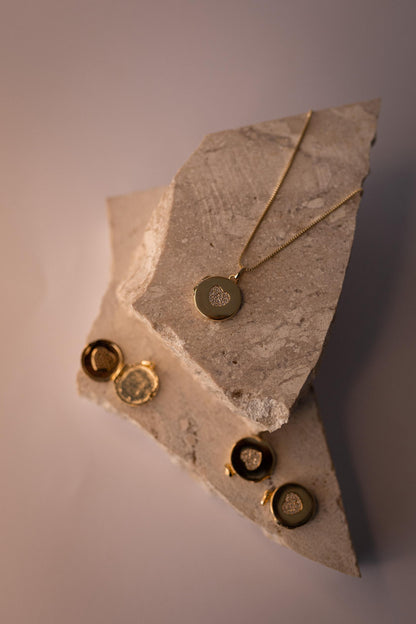 Colar Relicário Coração Cravejado Mini Dourado