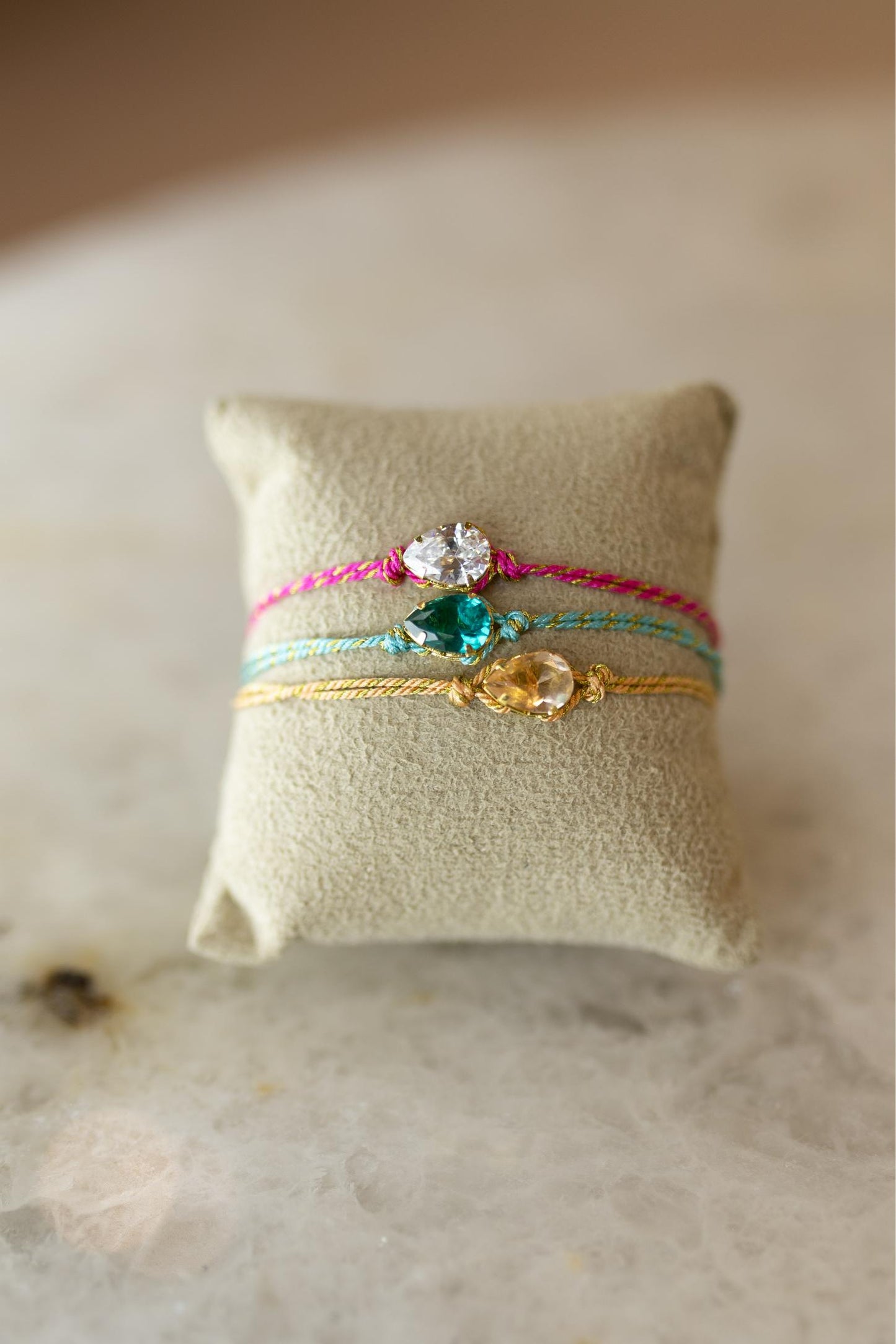 Pulseira 3 Fios de Seda e Tassel Dourado