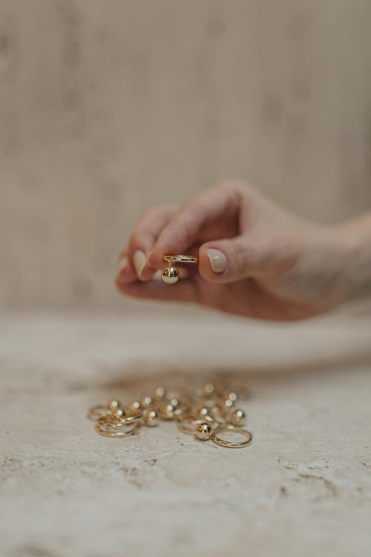 Anel Pingente Bola Dourado