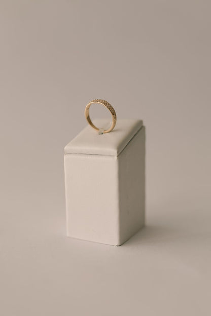 Anel Aparador de Aliança com Zircônias Dourado