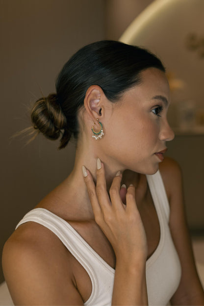 Brinco Argola Cristais Verde e Pérolas Dourado