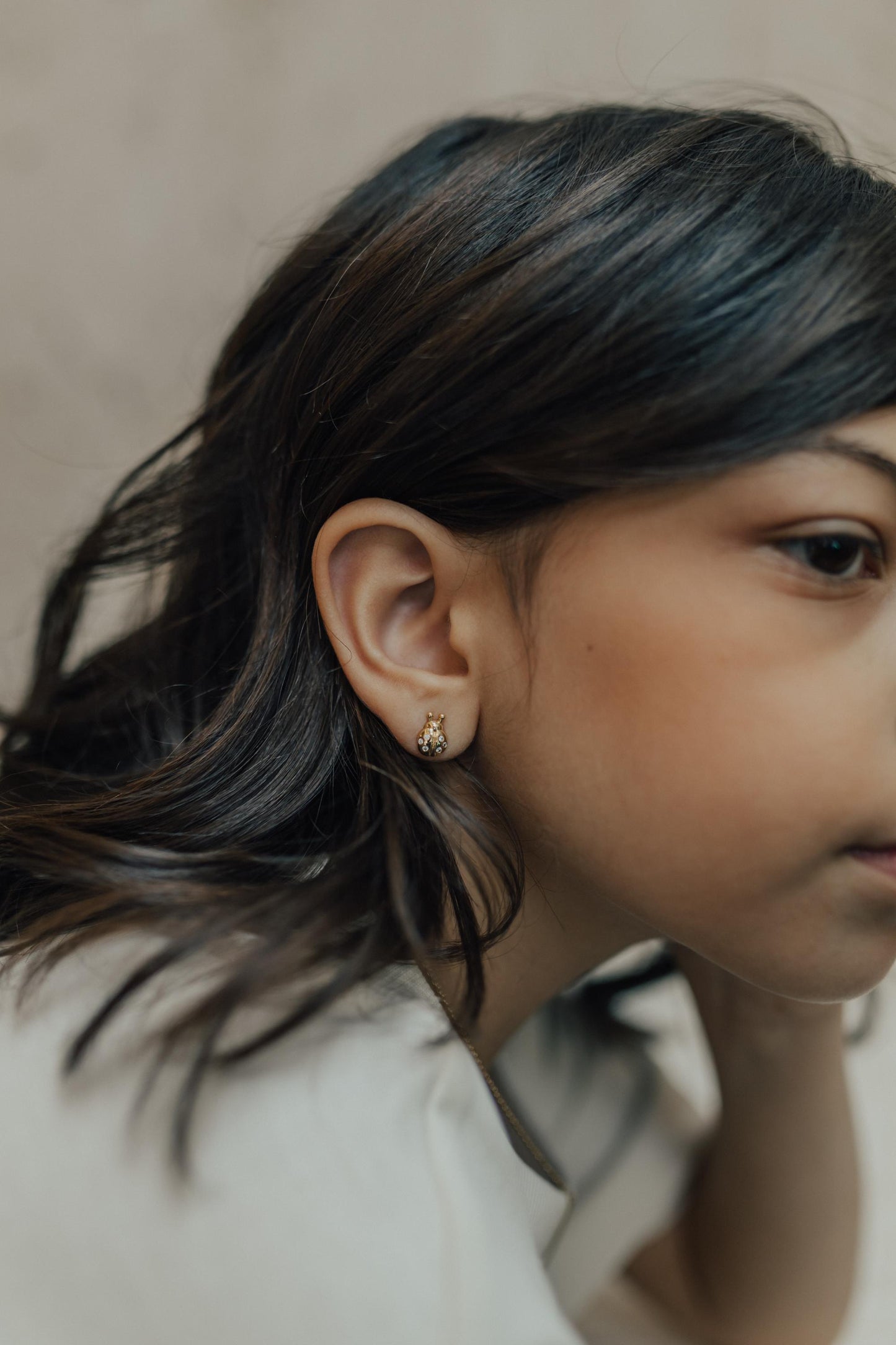 Brinco Infantil Cristal Joaninha Dourado