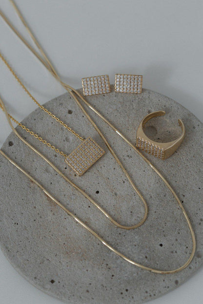 Colar Quadrado Cravejado Dourado