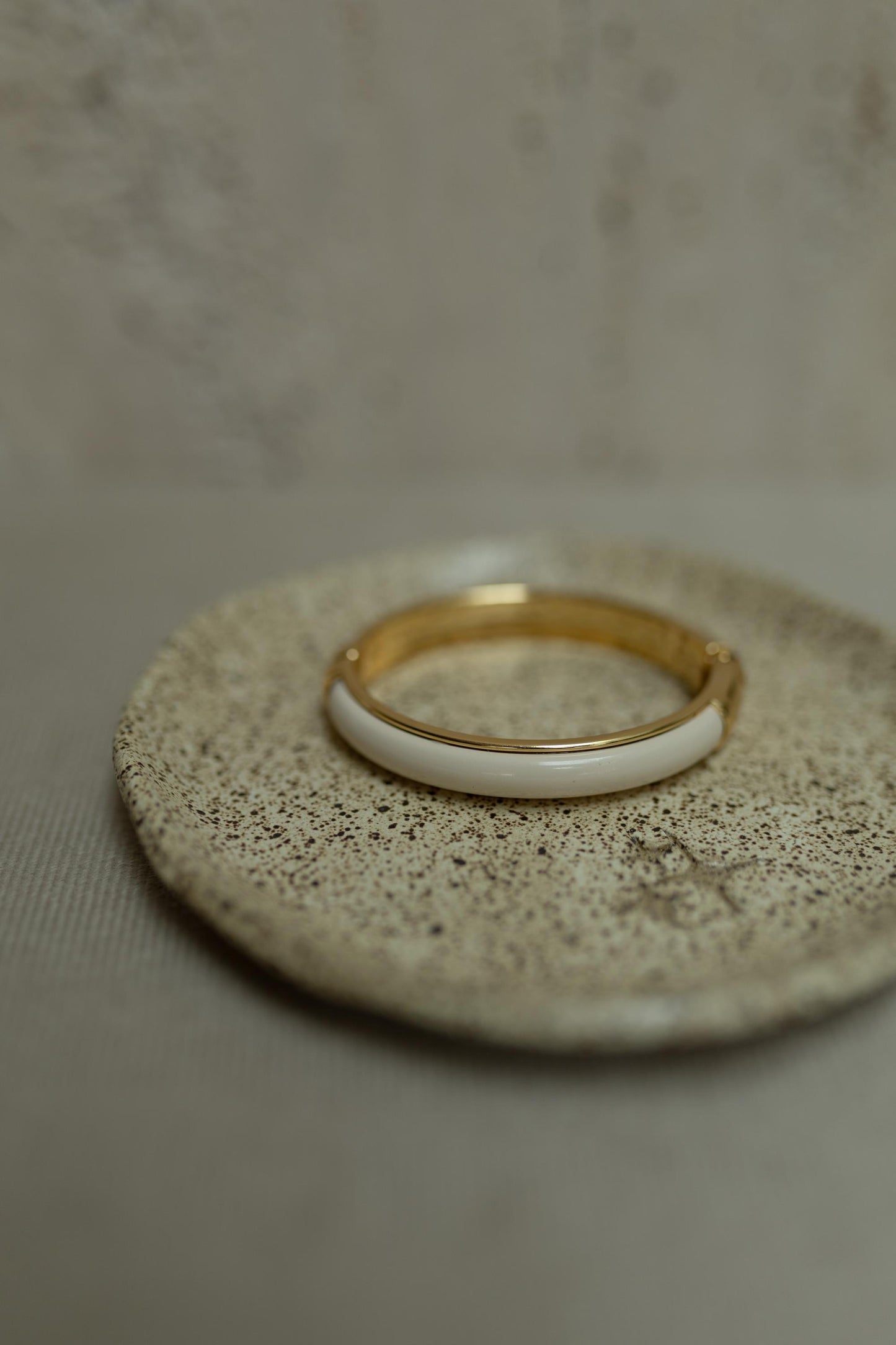 Bracelete Off White Dourado