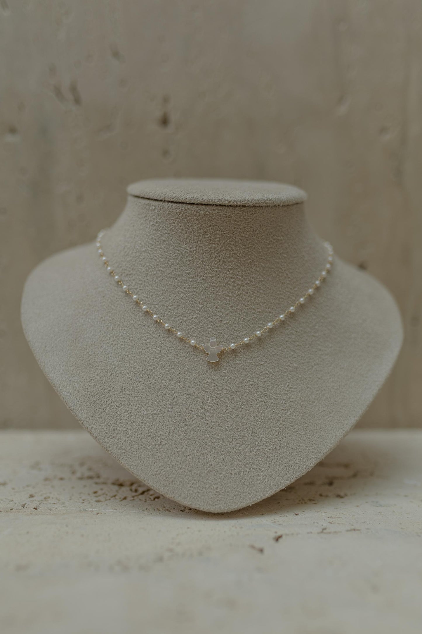 Colar de Pérolas com Pingente Anjo da Guarda Dourado