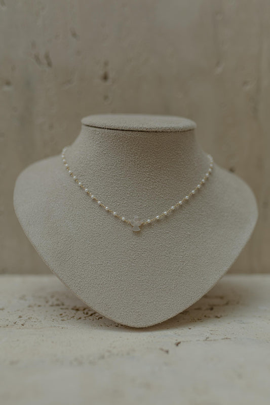 Colar de Pérolas com Pingente Anjo da Guarda Dourado