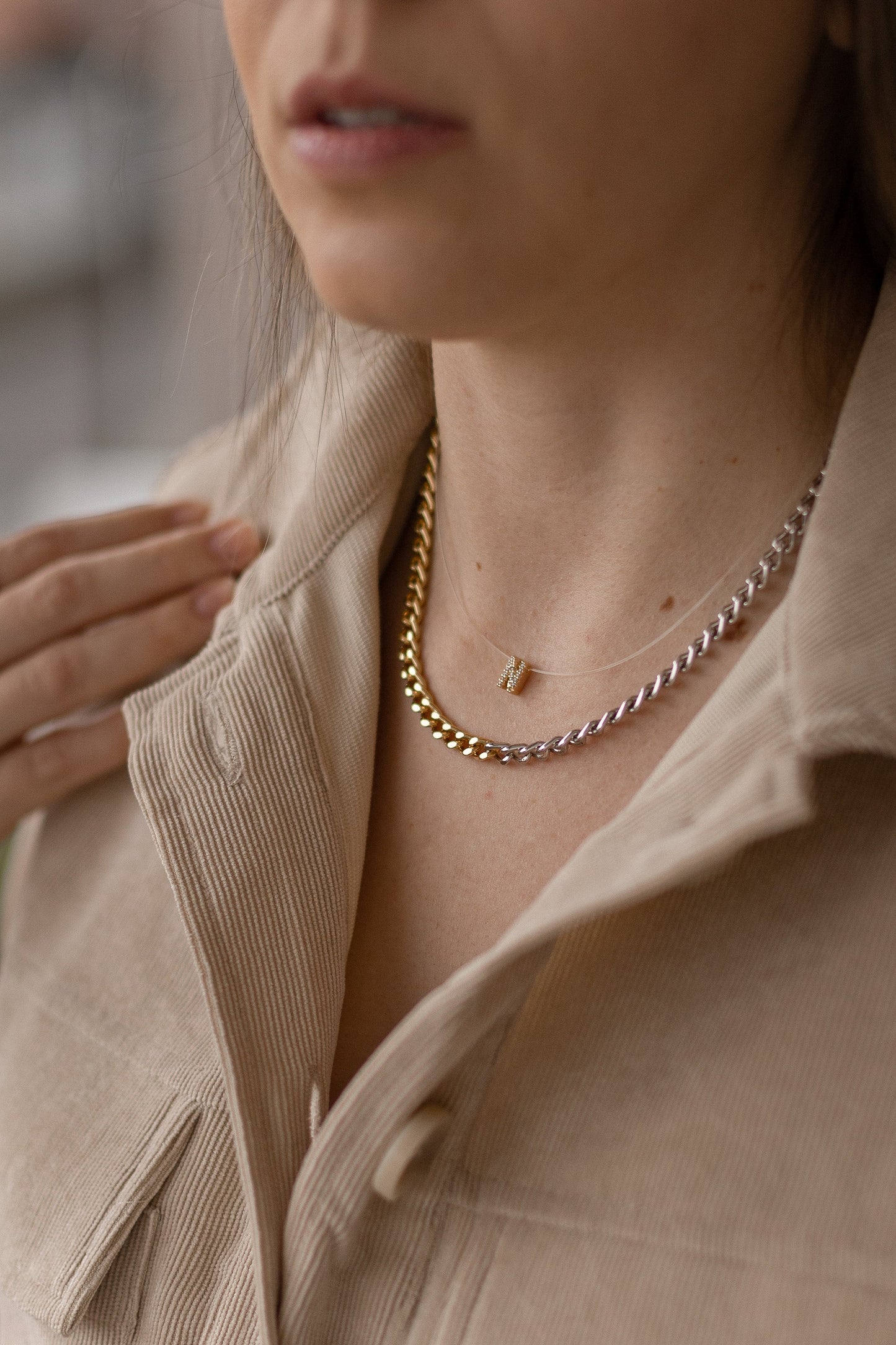 Colar Nylon com Letra Cravejada Dourado