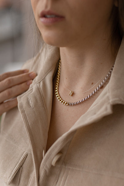 Colar Nylon com Letra Cravejada Dourado