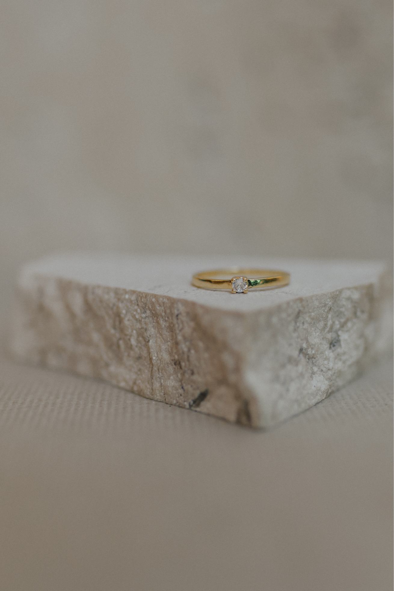 Anel Solitário Tradicional Dourado